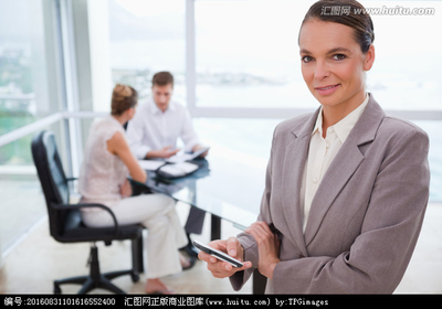 商務(wù)咨詢(xún)與手機(jī)和坐在她的身后的客戶,攝影,匯圖網(wǎng)www.huitu.com