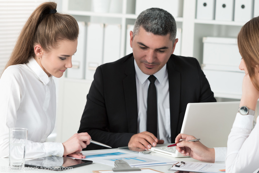 成人的商人咨詢他年輕的女同事